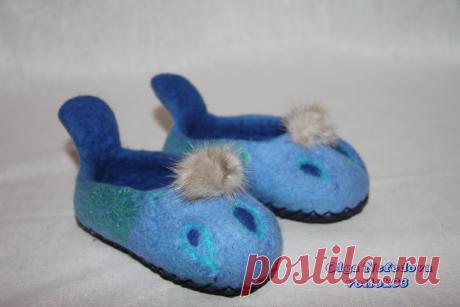 Детские тапочки из войлока &quot;Павлин&quot; (авторский войлок от Ольги Нефедовой www.voilok33.ru). 
Теплые детские тапочки для самых маленьких выполнены их из натуральных материалов - шерсть, кожа мех. В них можно не только делать первые шаги по полу, но и одевать как носочки в холодное время. Цвет: сине-голубой с зелено-бирюзовыми бликами напоминает царского Павлина. Длина стопы 13-14 см (20-22 размер) Подшиты натуральной кожей. Отделаны мехом норки.
