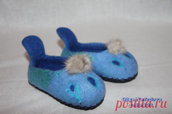 Детские тапочки из войлока "Павлин" (авторский войлок от Ольги Нефедовой www.voilok33.ru). 
Теплые детские тапочки для самых маленьких выполнены их из натуральных материалов - шерсть, кожа мех. В них можно не только делать первые шаги по полу, но и одевать как носочки в холодное время. Цвет: сине-голубой с зелено-бирюзовыми бликами напоминает царского Павлина. Длина стопы 13-14 см (20-22 размер) Подшиты натуральной кожей. Отделаны мехом норки.