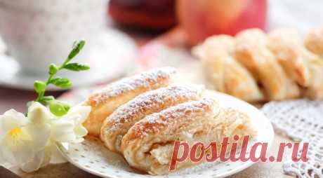 Слоеная плетенка с карамелизованными яблоками.
