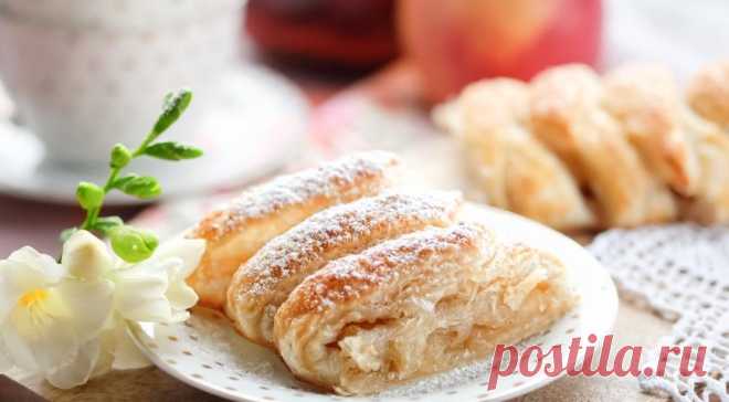 Слоеная плетенка с карамелизованными яблоками.