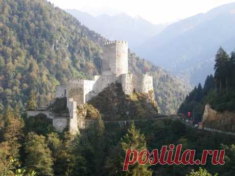 Զիլքալե
Համշեն աշխարհի ծովափնյա քաղաքներից մեկի՝ Արտաշենի միջով դեպի Զիլքալե ամրոց տանող ճանաապարհը ձգվում է Ֆըրթընա գետի կիրճով՝ բարձրաբերձ ու սաղարթախիտ լեռների լարջերով:Ցնցող ու տպավորիչ էր Զիլքալեի ձորը,փրփրաբաշ Ֆըրթընա գետն ու անձեռակերտ ամրոցը:Այցելուների պակաս չունի այս հրաշակերտը:Զբոսաշրջիկներ,որքան ասես: Զիլքալեն կառուցվել է 15-րդ դարում Համշենի Առաքել իշխանի կողմից:Մի քանի տարի առաջ թուրքական իշխանությունները հիմնովին վերակառուցել են ամրոցը ու ստեղծել զբոսաշրջության հրաշալի մի վայր: