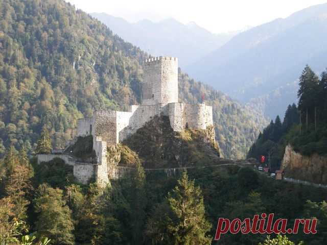 Զիլքալե
Համշեն աշխարհի ծովափնյա քաղաքներից մեկի՝ Արտաշենի միջով դեպի Զիլքալե ամրոց տանող ճանաապարհը ձգվում է Ֆըրթընա գետի կիրճով՝ բարձրաբերձ ու սաղարթախիտ լեռների լարջերով:Ցնցող ու տպավորիչ էր Զիլքալեի ձորը,փրփրաբաշ Ֆըրթընա գետն ու անձեռակերտ ամրոցը:Այցելուների պակաս չունի այս հրաշակերտը:Զբոսաշրջիկներ,որքան ասես: Զիլքալեն կառուցվել է 15-րդ դարում Համշենի Առաքել իշխանի կողմից:Մի քանի տարի առաջ թուրքական իշխանությունները հիմնովին վերակառուցել են ամրոցը ու ստեղծել զբոսաշրջության հրաշալի մի վայր: