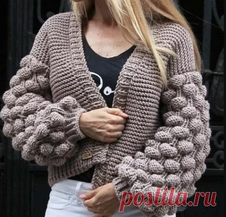 Кардиган спицами из толстой пряжи с узором Малинки на рукавах.
Чтобы подогнать размер кардигана под себя, воспользуйтесь расчётами выше. 
Кардиган будем вязать цельным полотном: и спинку и передние части — полочки.