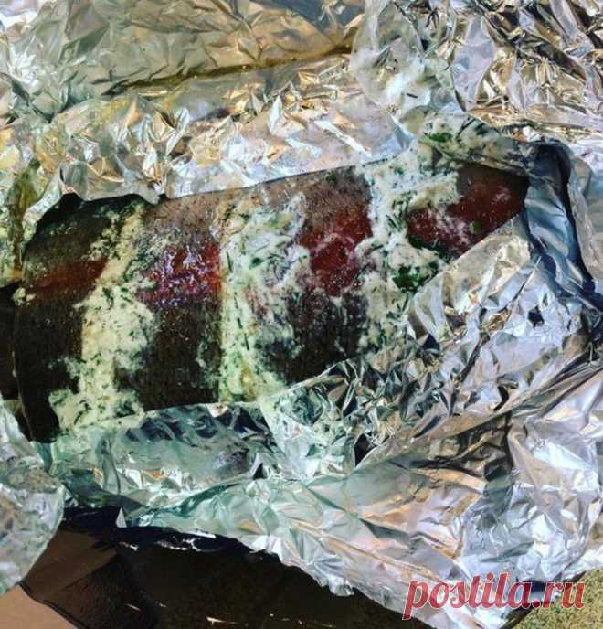 Радужная форель, запечённая в духовке с кинзой и чесночно - сметанным соусом - Простые рецепты Овкусе.ру