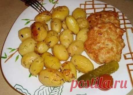 Картофель к праздничному столу - вкусно, быстро, красиво - У нас так Картофель к праздничному столу — вкусно, быстро, красиво Ингредиенты: -1 кг картофеля (средний) -2-3 зубка чеснока -3 ст. ложки растительного масла -зелень (укроп, петрушка …) -приправа для картошки...