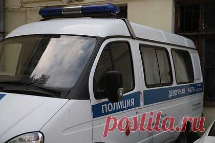 Охранника и контролера задержали за совращение 13-летней российской школьницы. В Петербурге 18-летнего контролера магазина одежды и 34-летнего охранника задержали за совращение 13-летней школьницы. По сведениям издания, они пришли в гости к девочке в один и тот же день, 5 октября, и с интервалом в несколько часов вступили с ней в интимные отношения. Позже молодого контролера задержали.