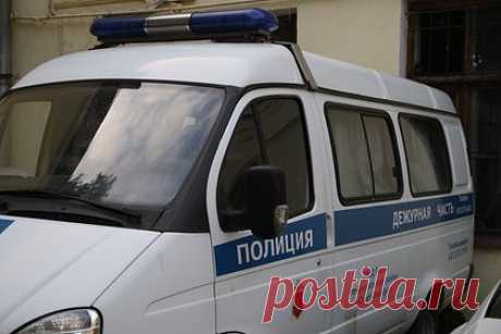 Охранника и контролера задержали за совращение 13-летней российской школьницы. В Петербурге 18-летнего контролера магазина одежды и 34-летнего охранника задержали за совращение 13-летней школьницы. По сведениям издания, они пришли в гости к девочке в один и тот же день, 5 октября, и с интервалом в несколько часов вступили с ней в интимные отношения. Позже молодого контролера задержали.