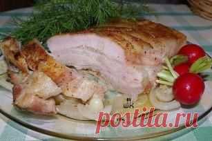 СУПЕР ГРУДИНКА - ПАЛЬЧИКИ ОБЛИЖЕШЬ!!!
Ингредиенты
1,5 кг грудинки;
4 шт лука репчатого;
1 головка чеснока;
соль, перец, лавровый лист;
1/2 стакана газированной воды.
Приготовление:
Шкурка на моих кусочках была тонкая, но следуя советам оригинального рецепта, я ее сняла.Грудинку нарежем крупными ломтями (не до конца).Натираем солью, перцем, добавила для жгучести еще и кайенского.