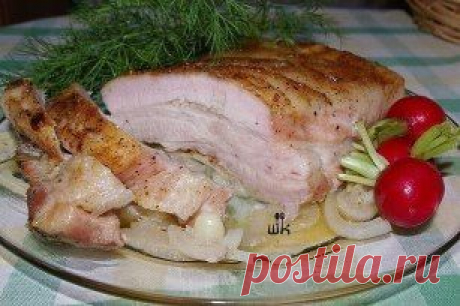 СУПЕР ГРУДИНКА - ПАЛЬЧИКИ ОБЛИЖЕШЬ!!!
Ингредиенты
1,5 кг грудинки;
4 шт лука репчатого;
1 головка чеснока;
соль, перец, лавровый лист;
1/2 стакана газированной воды.
Приготовление:
Шкурка на моих кусочках была тонкая, но следуя советам оригинального рецепта, я ее сняла.Грудинку нарежем крупными ломтями (не до конца).Натираем солью, перцем, добавила для жгучести еще и кайенского.