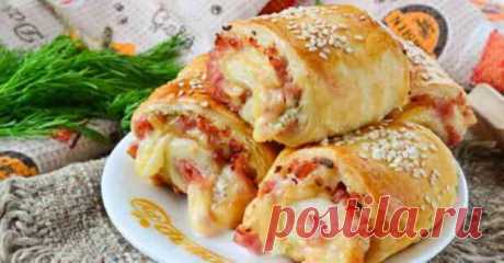 Рулетики-слойки с ветчиной, сыром и зеленью, которые обожают все - Вкусные рецепты - медиаплатформа МирТесен Это блюдо отличается изумительным вкусом, и к тому же оно очень быстро готовится. Его можно использовать и как закуску, и как основное блюдо, и представляет собой оно слойки с очень вкусной начинкой. Вам потребуется: · 0,5 кг дрожжевого слоеного теста; · 200 г ветчины; · 150