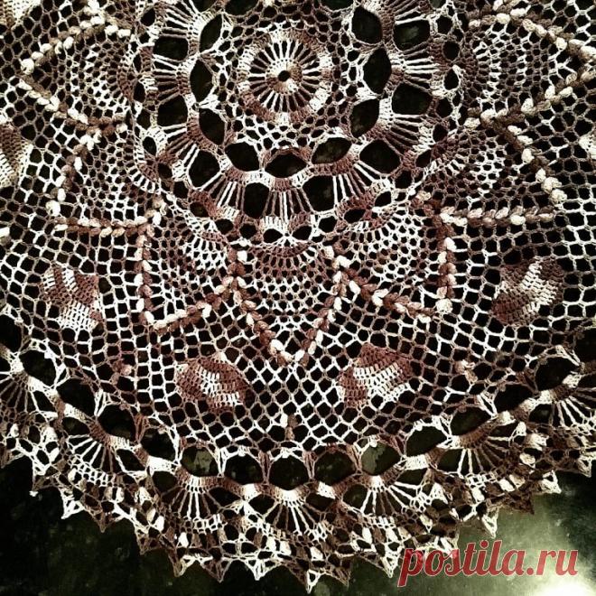 Добрый вечер, дорогие подписчики! На днях малость приболел и естественно  ничем не мог заниматься, как вязать... Красотка получилась не маленькая, 57см, крючком 1.5 мм.  Связалась за два дня. По этой схеме хочу связать ковёр, так что это пробная версия будущего ковра на кухню. Планирую вязать льном в 15 ниточек. Что скажете, стоит попробовать? Кто вязал льняные ковры? Посоветуйте.