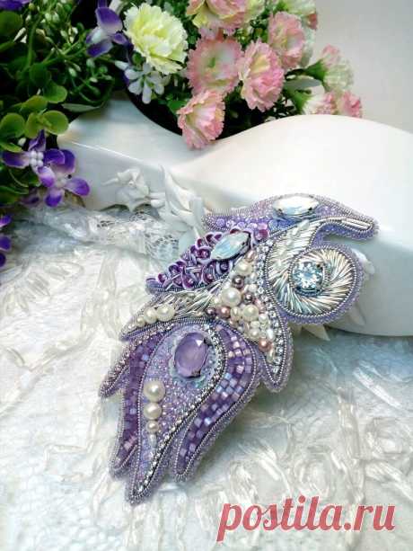Брошь Лунный цветок из бисера и Сваровски сиреневая – купить в интернет-магазине на Ярмарке Мастеров с доставкой Брошь Лунный цветок из бисера и Сваровски сиреневая - купить или заказать в интернет-магазине на Ярмарке Мастеров | Цветок? Лист? Перо? Тюльпан?  Каждый увидит&hellip;