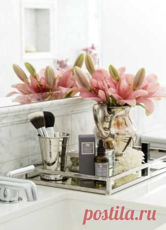 Любите парфюмерию? Отлично! А как вы храните заветное приворотное зелье: в шкафу, в столе, в ванной, в коробке из под обуви? Давайте сделаем на них интерьерный акцент? Выделим их, как что-то ценное, эксклюзивное, заслуживающее особое отношение.