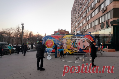 В Москве рядом с закрытым первым McDonald's появился фуд-трак-матрешка. Как сообщили РБК в столичном департаменте торговли, всего в ЦАО появится 16 фургонов. В них можно будет купить блины и бургеры