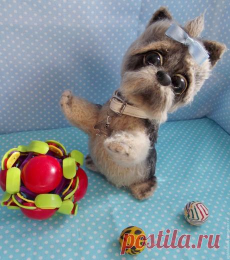 Купить Йорк Майкл в интернет магазине на Ярмарке Мастеров Купить или заказать Йорк Майкл в интернет магазине на Ярмарке Мастеров. С доставкой по России и СНГ. Срок изготовления: 7-10 дней. Материалы: пряжа травка, синтепух, пластиковые&hellip;. Размер: 18 см