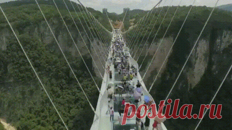 Самый длинный в мире стеклянный пешеходный мост