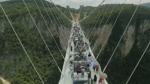 Самый длинный в мире стеклянный пешеходный мост