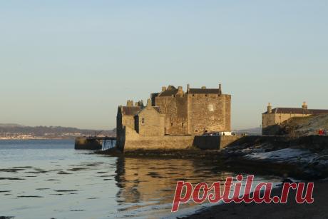 Blackness Castle, Первые упоминания о замке относятся к 1449 году. В 1453 году, когда окружающие Блэкнесс земли были конфискованы Яковом II, замок отошёл короне и долгое время использовался в качестве тюрьмы.