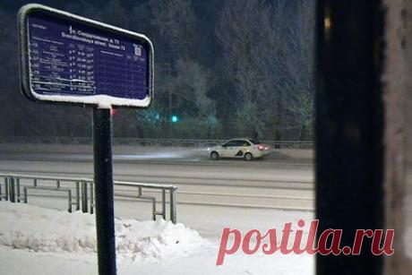 В России таксист выставил ребенка на мороз на полпути к школе. В Красноярске водитель такси высадил 11-летнего мальчика на мороз, не довезя его до школы. Таксист высадил ребенка после того, как узнал, что школьнику нечем оплатить поездку. Мать мальчика связалась с водителем и выразила готовность перевести деньги ему на карту, но получила отказ.