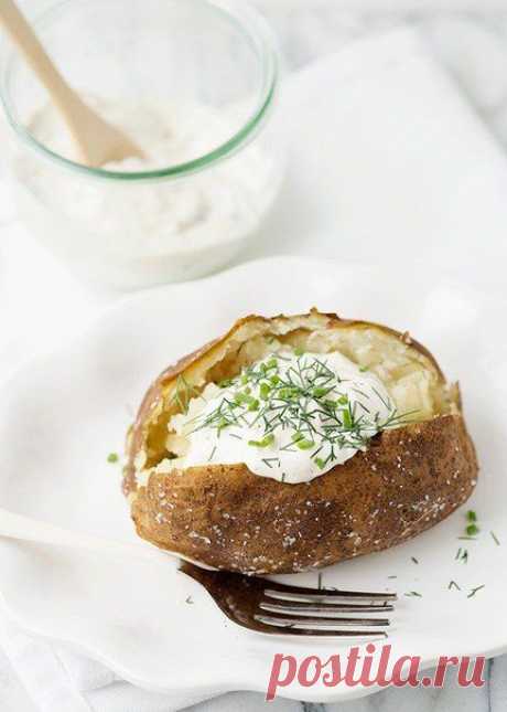 Запеченный картофель со сметаной и травами.
