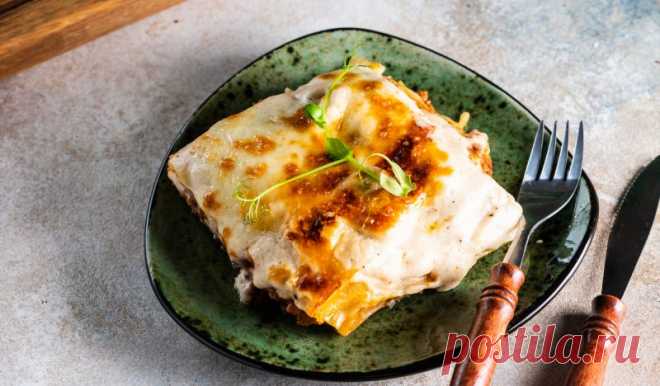 Лазанья из лаваша с фаршем и соусом бешамель - Лайфхакер