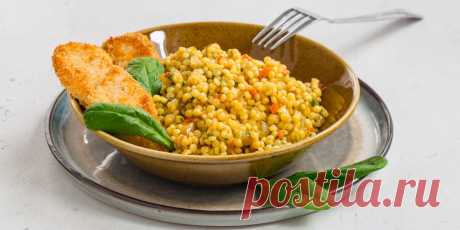 Как приготовить птитим с овощами: рецепт - Лайфхакер Не знаете, как вкусно приготовить макароны птитим с овощами на гарнир? Сделать аппетитное блюдо с морковью и луком поможет этот простой рецепт.