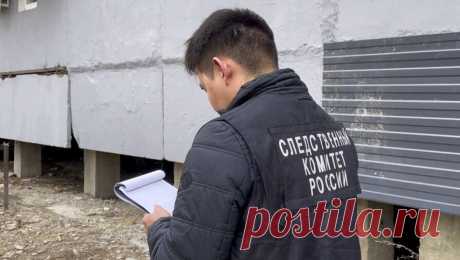 В Якутии двухлетний ребенок выпал из окна четвертого этажа. В Якутске следователи устанавливают обстоятельства травмирования двухлетнего мальчика, которого нашли под окнами пятиэтажки. Об этом сообщает СУ СК РФ республики. Инцидент произошел в пятиэтажке по улице Хабарова в Якутске, двухлетний ...