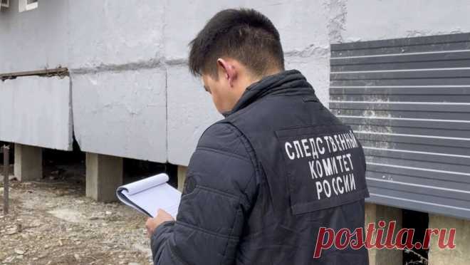 В Якутии двухлетний ребенок выпал из окна четвертого этажа. В Якутске следователи устанавливают обстоятельства травмирования двухлетнего мальчика, которого нашли под окнами пятиэтажки. Об этом сообщает СУ СК РФ республики. Инцидент произошел в пятиэтажке по улице Хабарова в Якутске, двухлетний ...