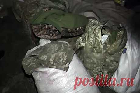 Повреждено и смрадит. Из-за дефицита формы ВСУ начали выдавать обноски. Одевать украинскую армию в основном могут лишь волонтёры.