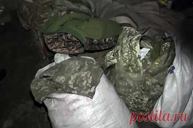 Повреждено и смрадит. Из-за дефицита формы ВСУ начали выдавать обноски. Одевать украинскую армию в основном могут лишь волонтёры.