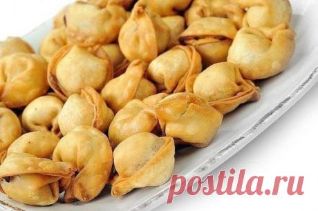 Жаренные пельмени в мультиварке
Обожаемое многими блюдо детства;-)
Состав:
пельмени замороженные;
сметана, чем больше процент жирности, тем лучше;
кусочек сливочного масла;
соль, перец и любые другие любимые приправы;
сыр.
ПРИГОТОВЛЕНИЕ:
Можно использовать любые пельмени, любой вашей любимой марки. Но вкуснее всего, безусловно, будут пельмени домашней лепки. 
Пельмени выложить на дно чаши так, чтобы они лежали в один слой, и между ними было бы небольшое расстояние. Если это не соблюсти, то они