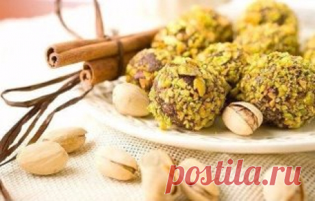 ТОП-4 полезных конфет, которые легко приготовить дома.
1. Домашние полезные конфеты
Ингредиенты:
Курага — 5 шт.
Грецкий орех — 5 шт.
Мед — ½ ст. л.
Молоко — 1 ст. л.
Горький шоколад — 70–90 г
Какао, кунжут — для украшения
Приготовление:
1. Горький шоколад мелко поломать и растопить с молоком (в микроволновке или на водяной бане), курагу и орехи мелко порубить (можно измельчить в блендере), смешать растопленный шоколад, орехи, курагу и мед, остудить. 
2. Из полученной массы скатать маленькие