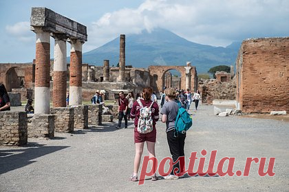 Moody’s обнаружило у Италии уникальную проблему. Moody's признало Италию самым ненадежным кредитором в мире. Аналитики назвали Италию единственной страной, чьи облигации могут потерять рейтинг инвестиционного класса. Сейчас Moody’s оценивает кредитоспособность страны на уровне Baa3, притом что бумаги с рейтингом хотя бы на одну ступень ниже считаются мусорными.