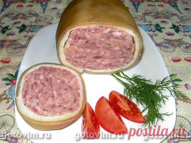 Вареная рубленая ветчина из свиной голяшки. Рецепт с фото Свиная голяшка очень популярна в колбасном производстве. Из нее можно готовить горячие, холодные блюда и всевозможные мясные деликатесы. В этом простом рецепте описано, как приготовить рубленую ветчину из свиной голяшки в оболочке из свиной кожи. Для приготовления ветчины потребуется созревшее мясное сырье, т.к. в противном случае при варке будет вытекать бульон и ветчина получится менее сочной. Количество специй ук...