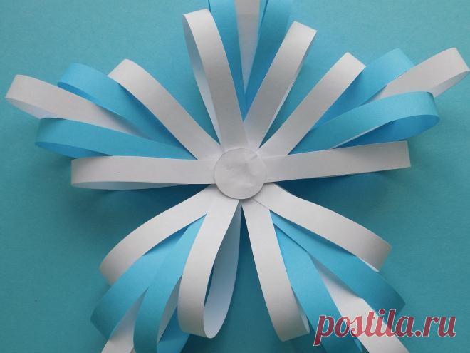 ​Клеим с детьми снежинку из цветной бумаги