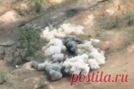 Появилось видео уничтожения танка ВСУ на артемовском направлении. Российские военнослужащие артиллерийским ударом поразили танк Вооруженных сил Украины (ВСУ) на артемовском направлении. Видео уничтожения бронемашины показал военный корреспондент Андрей Руденко. «Мощные кадры работы артиллерии 4 бригады на Артемовском направлении. Прямое попадание в танк», — говорится в публикации.