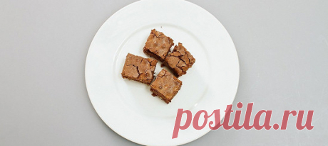 Брауни (brownie). Видеорецепт Шоколад разломать на кусочки и вместе со сливочным маслом растопить на водяной бане, не переставая все время помешивать лопаткой или деревянной ложкой. Получившийся густой шоколадный соус снять с водяной бани и оставить остывать.