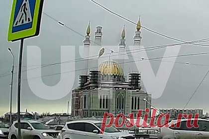 Сильный ветер повредил строящуюся мечеть в российском городе. В Уфе из-за сильного ветра было повреждено здание строящейся мечети «Ар-Рахим». Инцидент произошел вечером в понедельник, 13 марта. На записи с видеорегистратора, куда попал момент падения одного из куполов, можно заметить, как от порыва ветра тот обрушился на строительные леса.