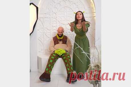 Оксана Самойлова и Джиган снялись в образах Фионы и Шрека. Блогерша и предпринимательница Оксана Самойлова и ее муж рэпер Джиган снялись в нарядах героев мультфильма «Шрек». Самойлова примерила приталенное зеленое макси-платье и ободок с ушами-трубочками. В свою очередь, музыкант надел бежевую рубашку, укороченный коричневый жилет, клетчатые штаны и объемные перчатки.