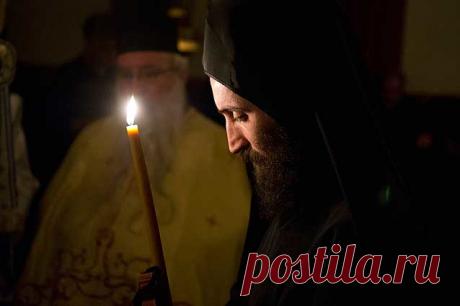 Советы и наставления матушки Надежды (Бреннер; 1890–1983)* – последней монахини Марфо-Мариинской Обители Милосердия, до закрытия монастыря в 1926 году. Часть 2

ОСНОВАНИЕ МОЛИТВЫ – НЕЛОЖНОЕ ПОКАЯНИЕ И СМИРЕНИЕ

– Матушка, как научиться молиться? Сколько ни пробую – ни с места!

– Не ленись, замечай свою никчемность, упрекай себя, а иначе, кто тебя попрекнет? – улыбалась матушка, – никто тебя, как ты сама себя – не знает. Это и есть делание духовное. И птицу, как известно, ...