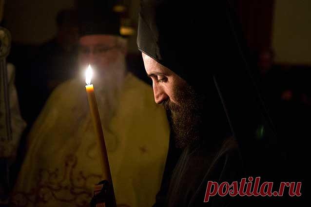 Советы и наставления матушки Надежды (Бреннер; 1890–1983)* – последней монахини Марфо-Мариинской Обители Милосердия, до закрытия монастыря в 1926 году. Часть 2

ОСНОВАНИЕ МОЛИТВЫ – НЕЛОЖНОЕ ПОКАЯНИЕ И СМИРЕНИЕ

– Матушка, как научиться молиться? Сколько ни пробую – ни с места!

– Не ленись, замечай свою никчемность, упрекай себя, а иначе, кто тебя попрекнет? – улыбалась матушка, – никто тебя, как ты сама себя – не знает. Это и есть делание духовное. И птицу, как известно, ...