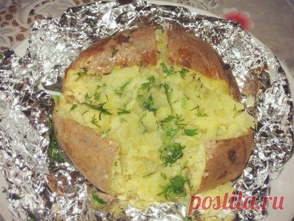 Крошка-картошка у Вас дома! Популярный российский фастфуд.  Клубни картофеля выбираем большие с неповрежденной шкуркой по числу едоков и их аппетита. Хорошо моем картофель и обсушиваем.

Потом каждый в отдельности заворачиваем в фольгу. Духовку разогреваем до…