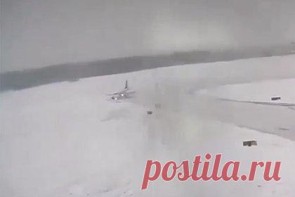 Самолет выкатился за пределы взлетно-посадочной полосы из-за заноса в аэропорту Европы