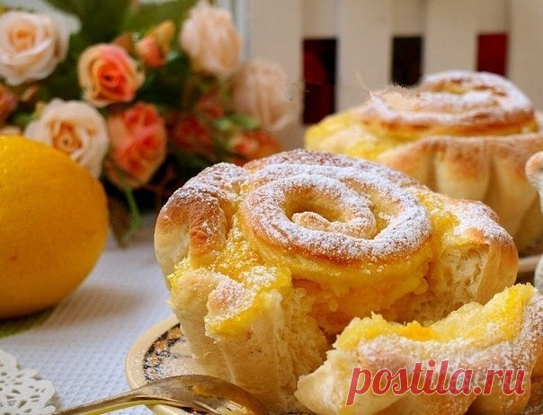 Булочки с лимонной начинкой
 
В нашей семье все очень любят эти замечательные булочки с лимонной начинкой. Когда я их готовлю, в квартире витают прелестные лимонные ароматы и пахнет сдобой. Эти булочки прекрасно подходят для семейного чаепития. Съедаются они обычно ещё в тёплом виде, не успев остыть. Попробовав эти булочки один раз, ваши домочадцы останутся довольны и ещё не раз попросят их испечь. Ещё в этих булочках интересная формовка, которая в готовом виде смотрится н...