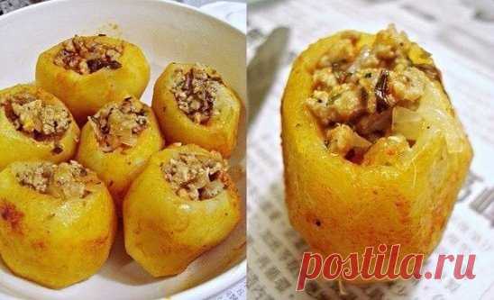 Фаршированный картофель
Ингредиенты:
Картофель — 1 кг
Копченый окорок — 1 шт.
Сыр — 50 г
Помидоры — 200 г
Сметана или домашний майонез — по вкусу
Зелень, соль — по вкусу
Приготовление:
1. Картофель моем (но не очищаем) и отвариваем в подсоленной воде до готовности. Затем картофель остужаем, очищаем и разрезаем на 2 половинки. С помощью чайной ложки делаем углубление в каждой половинке, вынимаем мякоть и нарезаем ее кубиками.
2. С окорока снимаем мясо и тоже нарезаем кубиками. Зелень мелко кр