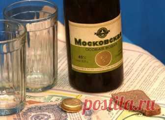 Как менялась цена на водку в стране Советов? Водка в СССР была жидкой валютой, твердой отплатой труда сантехников, частной деятельности трактористов, и порюмочной мздой мелких предпринимателей. Водку в Советском Союзе не пили — ее «кушали».