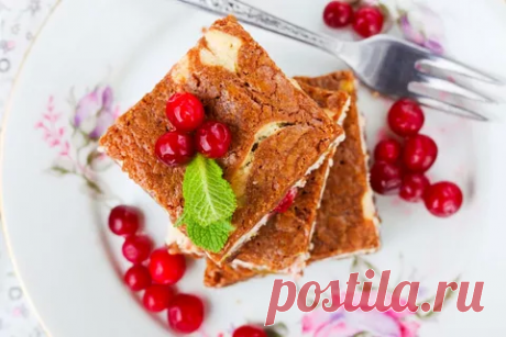 Гренки с клюквой и сыром 1. Растопите немного масла на сковороде с антипригарным покрытием на среднем огне. Положите один ломтик хлеба и половину бри. Украсьте его клюквенным соусом, а затем положите сверху еще кусочек хлеба. 2. Когда дно станет золотисто-коричневого цвета, переверните и добавьте немного масла в сковороду.