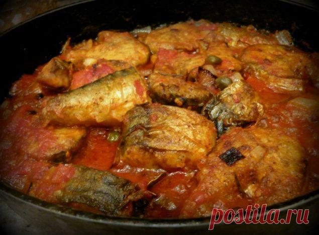 Скумбрия, жареная в томатном соусе.