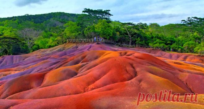 Таинственные разноцветные пески, рисунок которых не может нарушить ни ветер, ни дождь На нашей необъятной планете есть еще немало уголков, где происходят чудеса, объяснить которые не всегда просто или возможно. Так, в водах Индийского