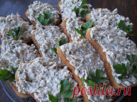 Гренки с начинкой из сардины. 

Ирина Логунова ( Кропива) 

Гренки готовим в тостере , мне так больше нравятся, чуть натираем чесночком и сверху начинка : 1 б сардин в собственном соку, 3 шт плавленного сыра Дружба фирмы Комо, пол головки красного лука, укроп, майонез. Консерву размять вилкой, плавленный сыр на крупную тёрку, лук мелко режем кубиком, укроп , соль если надо, чёрный молотый перец и заправляем майонезом. ​Приятного аппетита !!!​